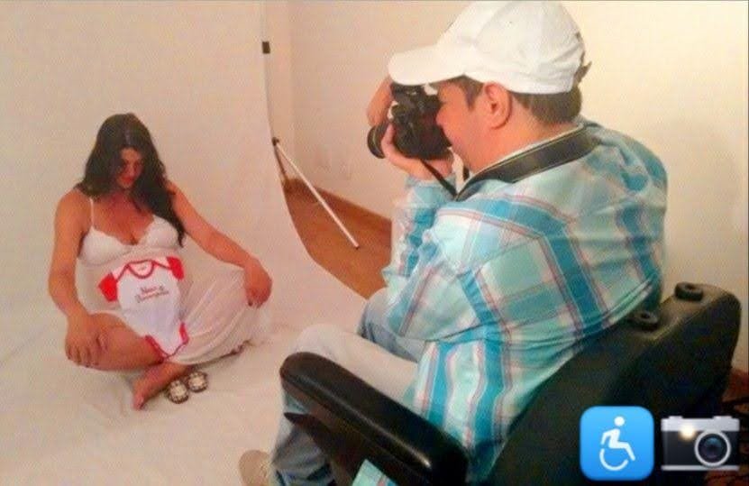 Berguim fotografando uma modelo em estúdio, em sua cadeira de rodas motorizada, com ícones de acessibilidade e fotografia.